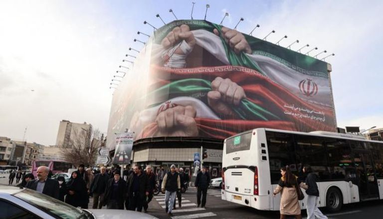 لافتة كبيرة تصور العلم الإيراني في طهران