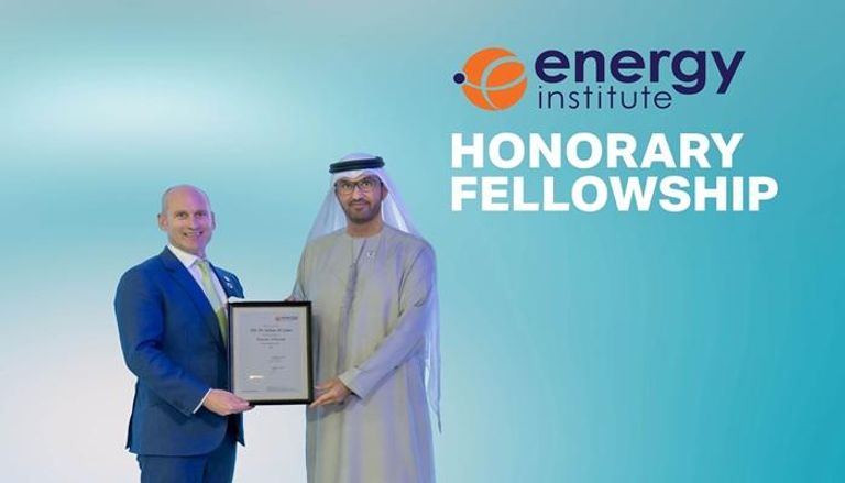 جانب من منح الدكتور سلطان الجابر درجة الزمالة الفخرية