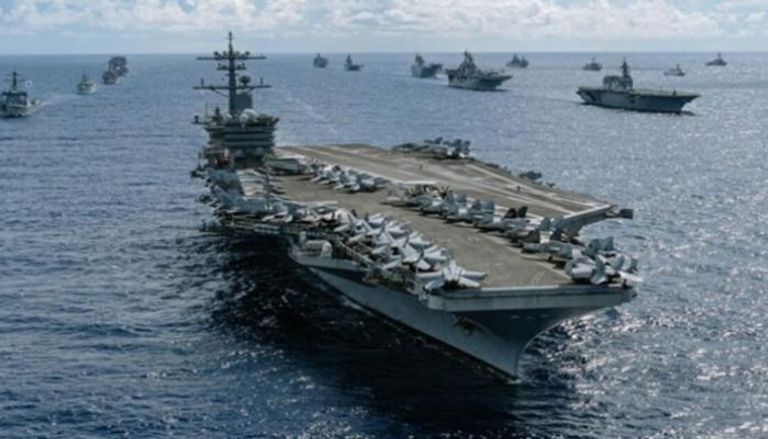 حاملة الطائرات «يو إس إس أبراهام لينكولن» وبجوارها مدمرات