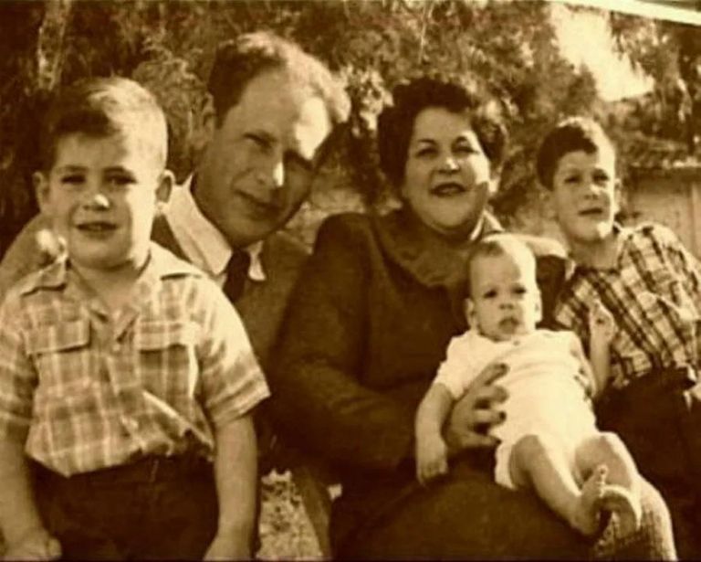 في يسار الصورة نتنياهو وبيكر في عام 1967