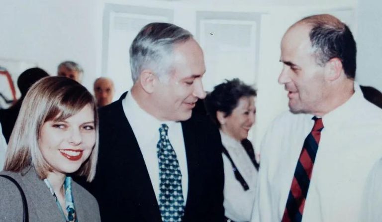 في يسار الصورة نتنياهو وبيكر في عام 1967