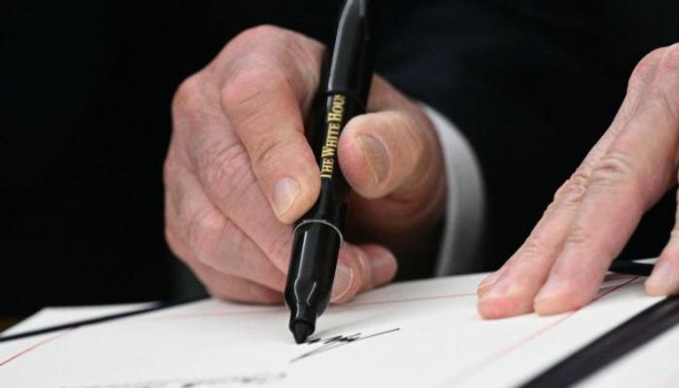 ترامب يوقع على مشروع قانون