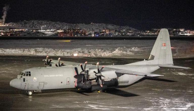 طائرة تابعة للدنمارك متوقفة في مطار نوك الدولي بغرينلاند