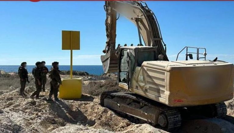 قوات إسرائيلية تضع حواجز خرسانية صفراء في غزة