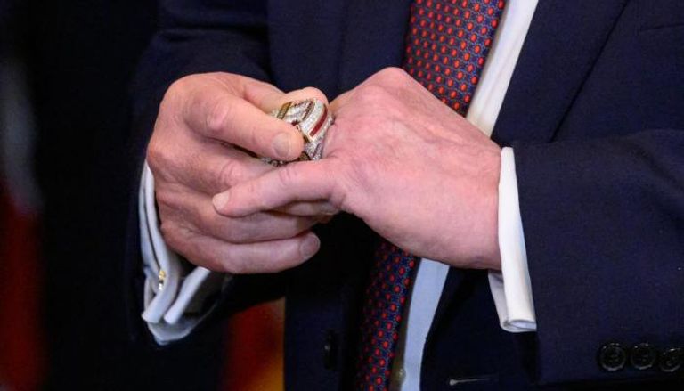 ترامب يرتدي خاتم بطولة الهوكي الذي قدمه له لاعبو فريق فلوريدا