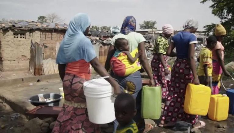 طابور من السكان يحاولون الحصول على وقود في نيورو