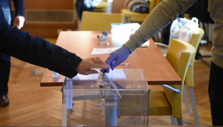 فرنسي يقترع في انتخابات البلديات - أرشيفية