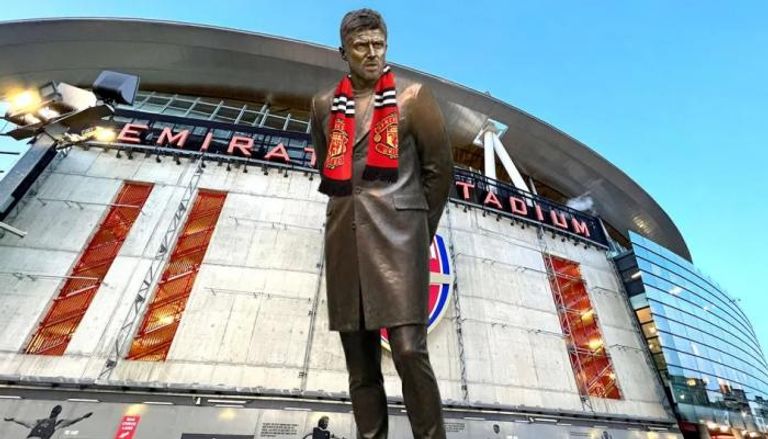 صورة معدلة لتمثال لكاريك في ملعب أرسنال