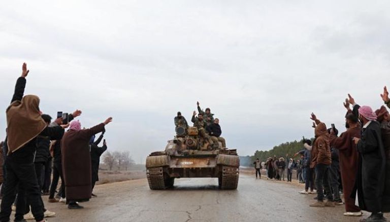 دبابة للجيش السوري تتقدم في مناطق كانت تحت سيطرة قوات سوريا الديمقراطية