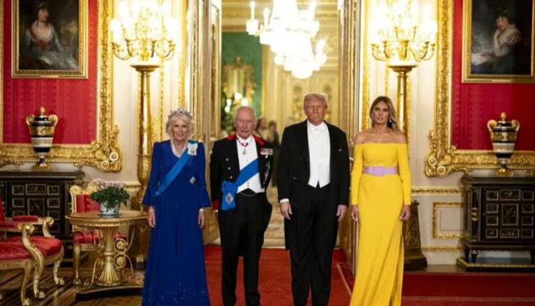 الملك تشارلز وزوجته خلال استقبال ترامب وزوجته