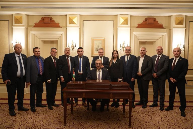 علي شعث يوقع قرار بدء عمل اللجنة