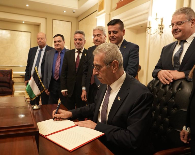 علي شعث يوقع قرار بدء عمل اللجنة