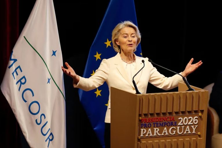 ممثلو الاتحاد الأوروبي وتكتل ميركوسور يقفون خلال حفل توقيع اتفاقية التجارة الحرة