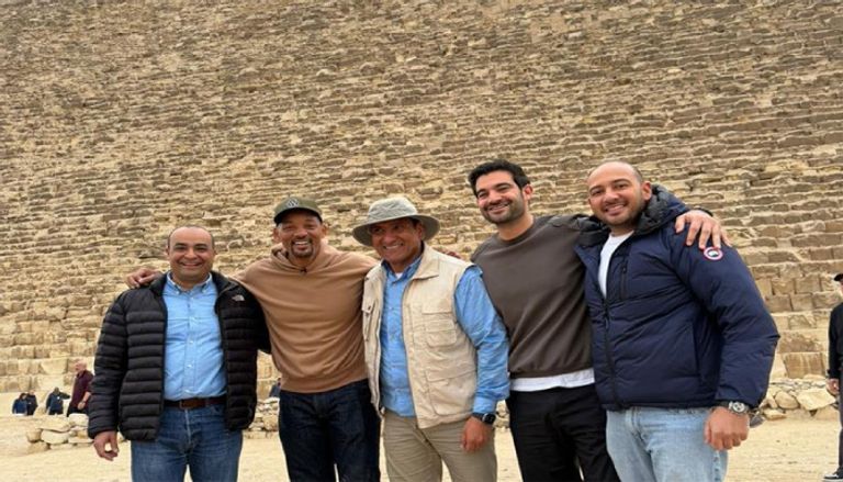 ويل سميث من أمام الأهرامات