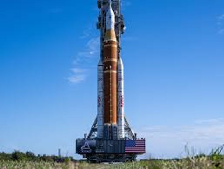 صاروخ "أرتميس 2" يتحرك إلى منصة الإطلاق