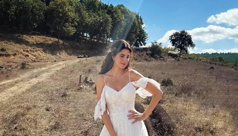 إطلالة كارمن بصيبص بفستان الزفاف