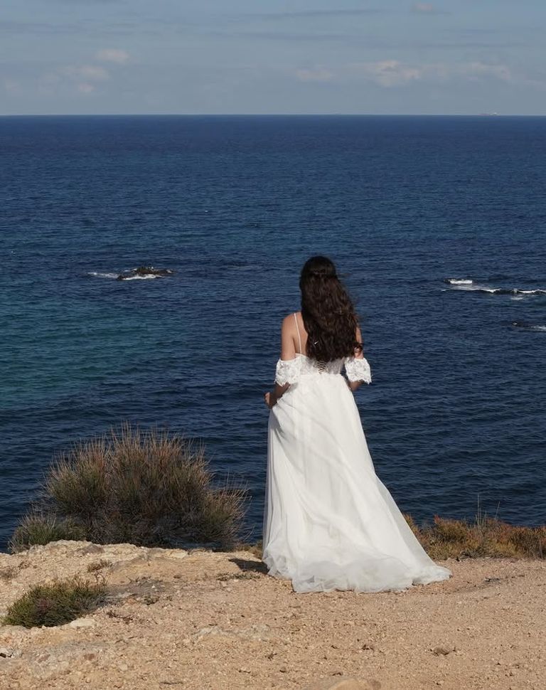 إطلالة كارمن بصيبص بفستان الزفاف