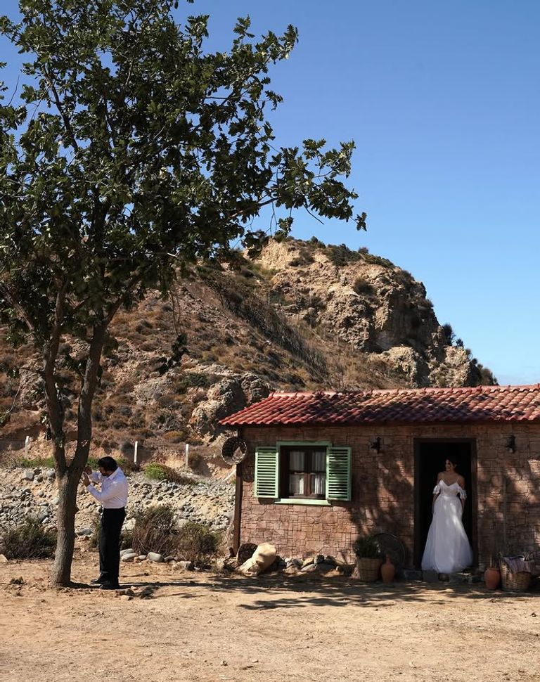 إطلالة كارمن بصيبص بفستان الزفاف