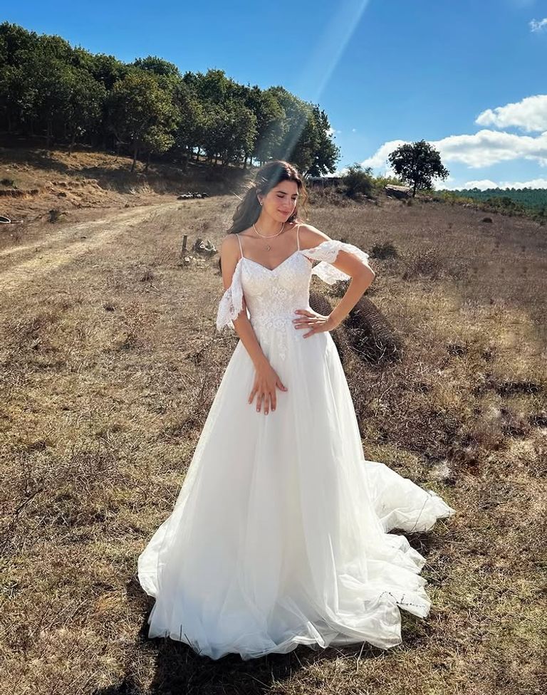 إطلالة كارمن بصيبص بفستان الزفاف