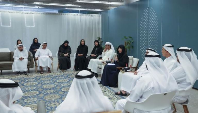 الشيخة لطيفة بنت محمد مع أعضاء الفريق الإبداعي لموسم الوُلفة