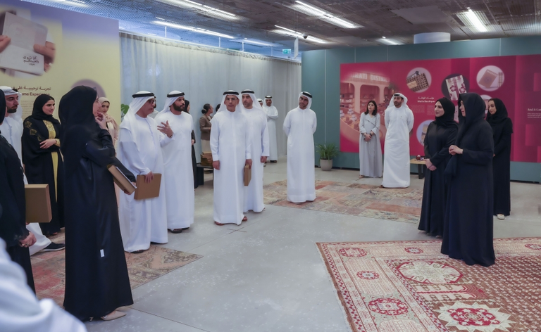 الشيخة لطيفة بنت محمد مع أعضاء الفريق الإبداعي لموسم الوُلفة