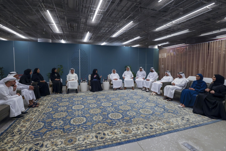 الشيخة لطيفة بنت محمد مع أعضاء الفريق الإبداعي لموسم الوُلفة