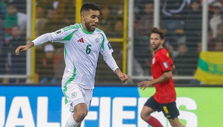 قندوسي لاعب منتخب الجزائر