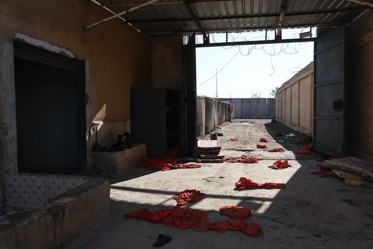 ملابس سجناء ملقاة على الأرض في سجن الشدادي الذي يضم عناصر من داعش