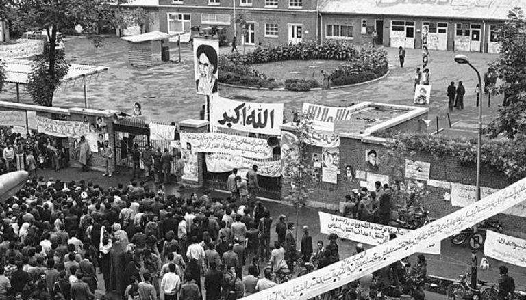 تجمع إيرانيين أمام السفارة الأمريكية في 1979