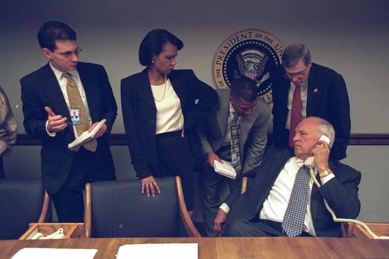 الرئيس الأسبق بوش في مركز عمليات الطوارئ الرئاسي عقب هجمات 11 سبتمبر