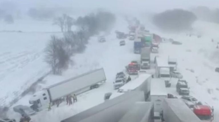 تصادم أكثر من 100 مركبة