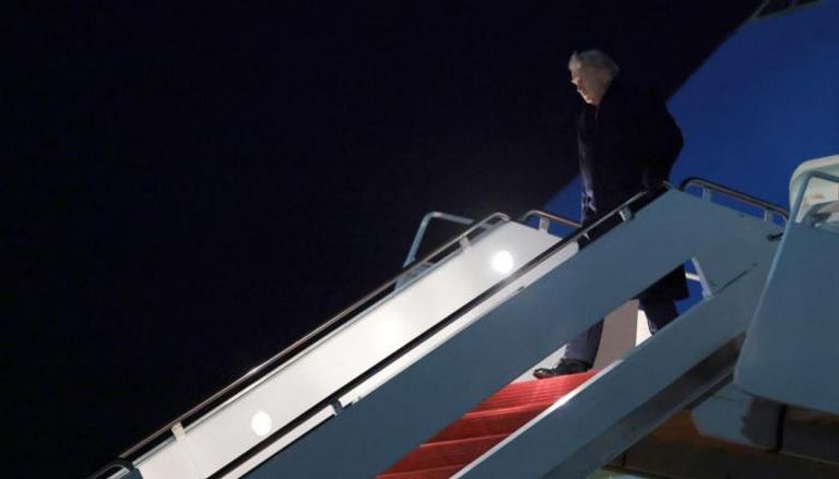 ترامب يغادر طائرة الرئاسة