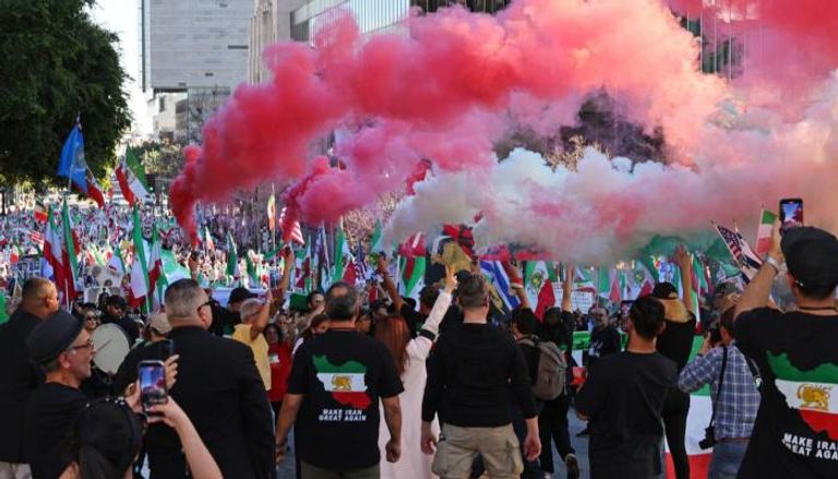 مظاهرة في لوس أنجلوس رُفعت فيها عبوات تطلق دخانا بألوان العلم الإيراني