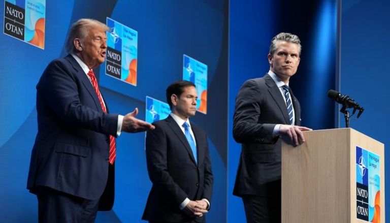 ترامب ووزيرا الدفاع والخارجية خلال اجتماع لـ"الناتو"