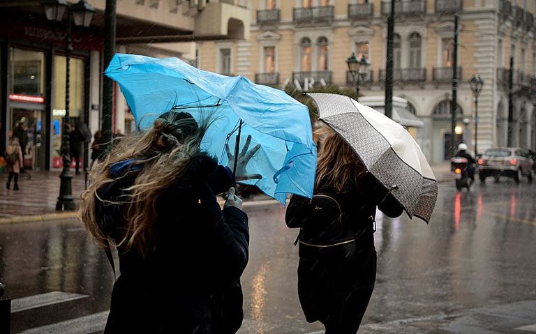 رياح عاتية وأمطار غزيرة تضرب اليونان