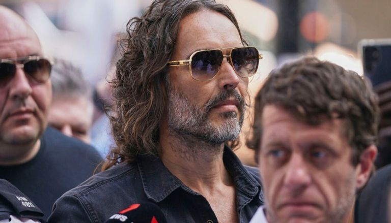 تفاصيل الإفراج عن عن راسل براند