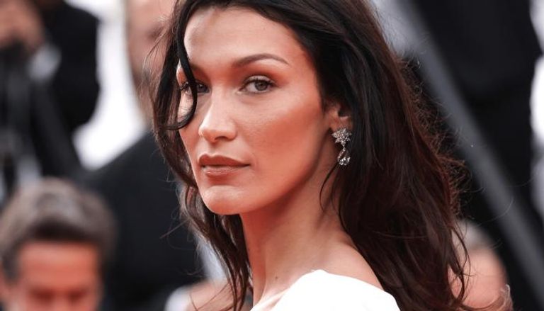 بيلا حديد تنتقد «دولتشي آند غابانا» 2026 للرجال