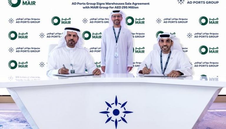 جانب من توقيع الصفقة بين موانئ أبوظبي ومجموعة مير