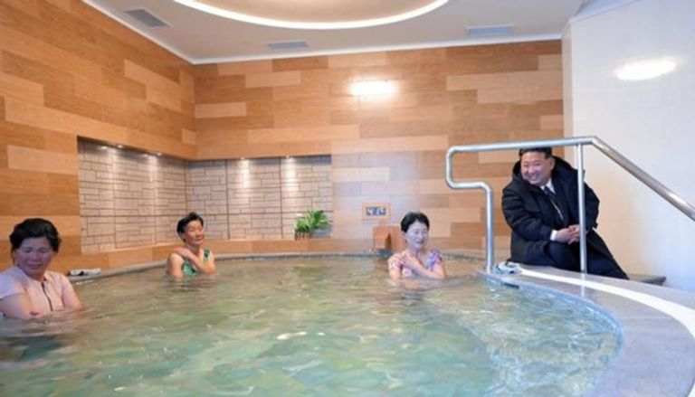 كيم يتفقد مسبح النساء في المنتجع