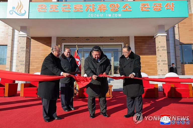 كيم يتفقد مسبح النساء في المنتجع