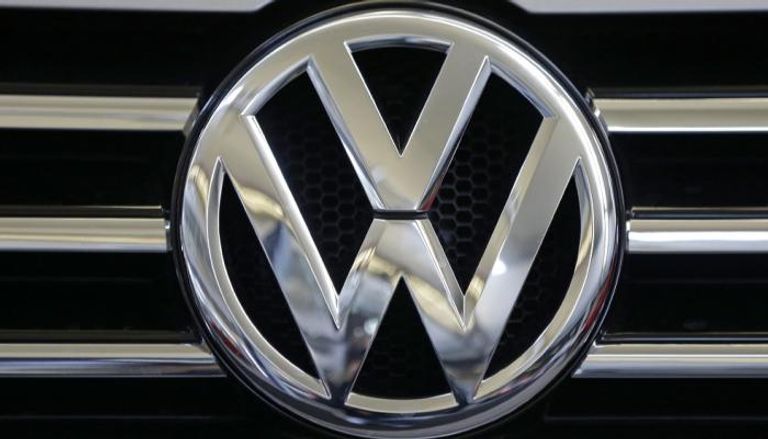 علامة شركة السيارات الألمانية «فولكسفاغن»
