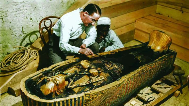 تمثال الملك الفرعوني توت غنخ آمون