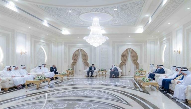 حاكم الشارقة يستقبل أبناء القارئ عبدالباسط