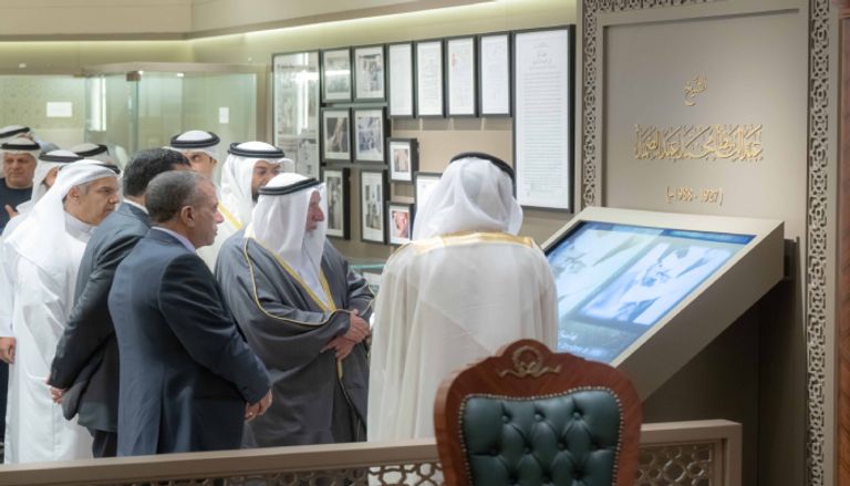 حاكم الشارقة يستقبل أبناء القارئ عبدالباسط