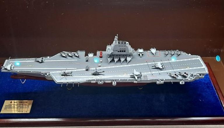 مجسم لحاملة الطائرات الصينية فوجيان