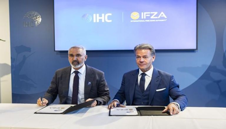 جانب من توقيع الشراكة - وام