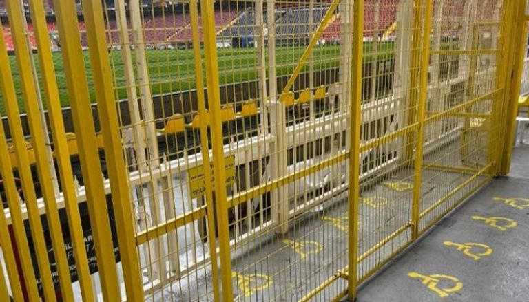 مشاهدة مباراة من قفص