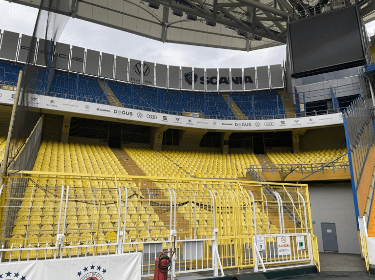 مدرجات ملعب فنربخشه مشاهدة مباراة من قفص