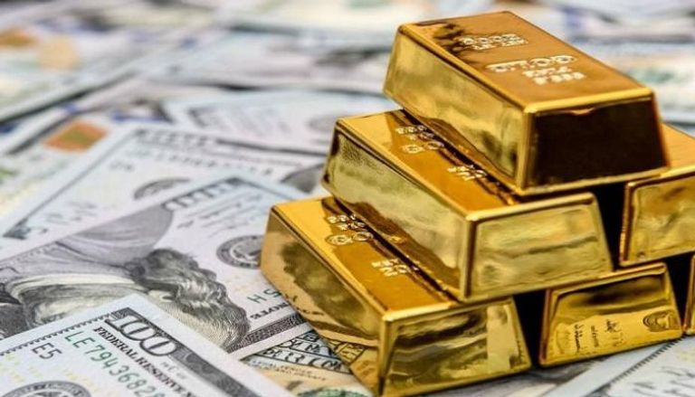 سبائك ذهب وأوراق نقدية من الدولار الأمريكي
