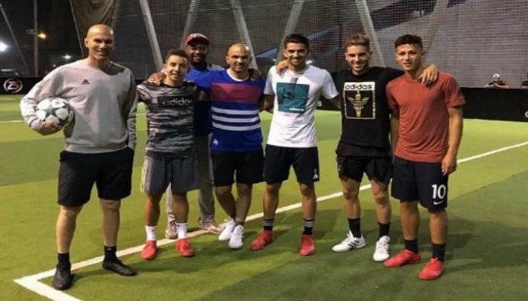 لوبيز مع عائلة زيدان 